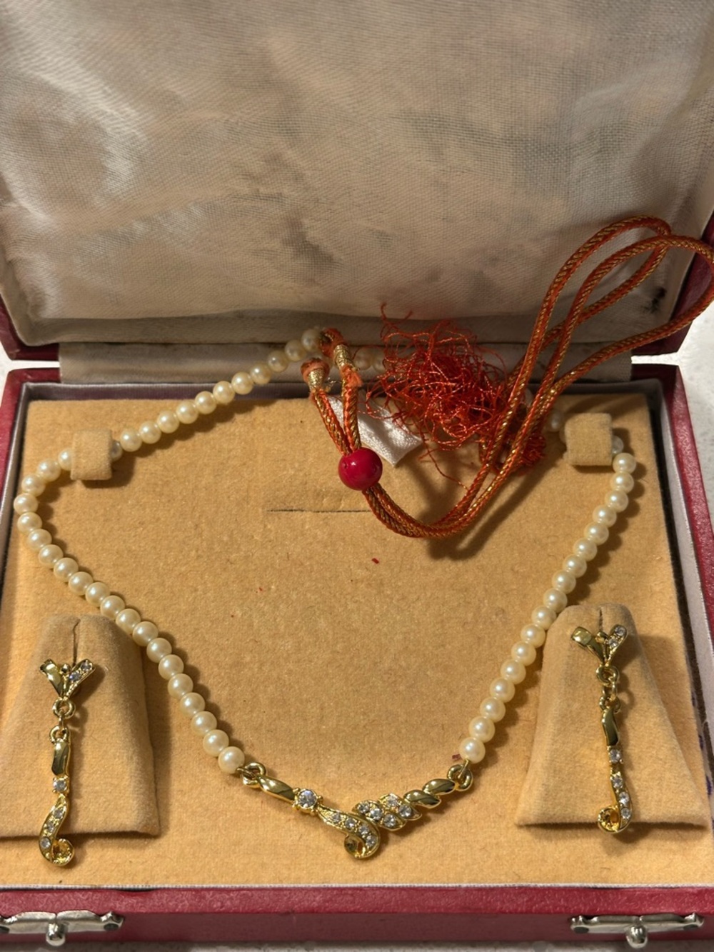 Classic Pearl and Gold plated Crystal Stones Necklace & Earring Set